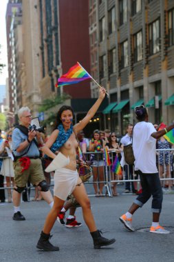 new York'ta üstsüz lgbt gurur geçit katılımcı