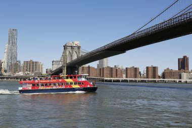 brooklyn Köprüsü'nün altında şehir gezi teknesi