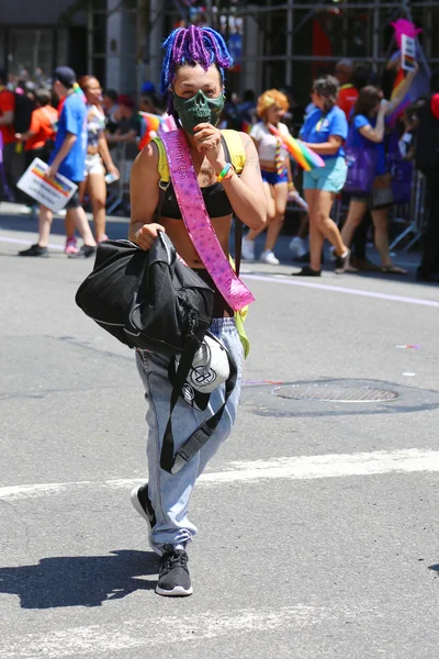 LGBT pride parade deelnemer in new york city — Stockfoto