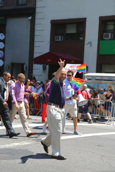 Сенатор США Чак Шумер принял участие в гей-параде ЛГБТ в Нью-Йорке — стоковое фото
