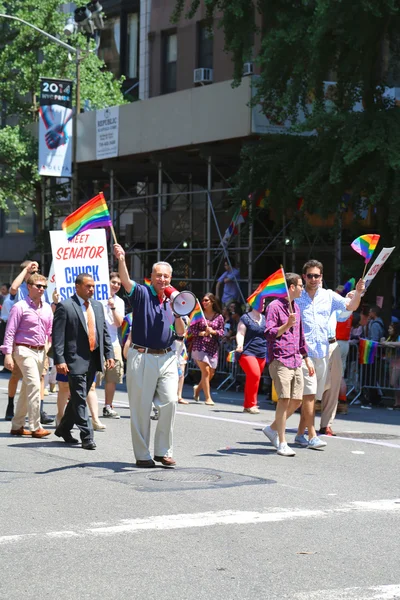 US Senator Chuck Shumer participates at LGBT Pride Parade in New York — Stock Photo, Image