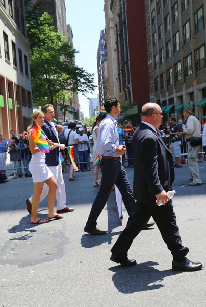 El gobernador del estado de Nueva York Andrew Cuomo participa en el Desfile del Orgullo LGBT en Nueva York — Foto de Stock