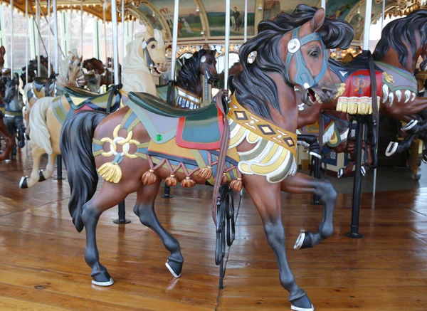 Chevaux sur un carrousel traditionnel de Jane à Brooklyn — Photo