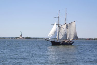 Özgürlük heykeli yanındaki uzun boylu Gemi