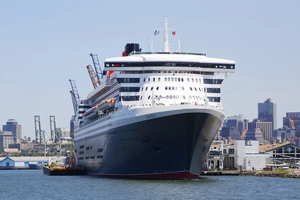 Queen mary 2 cruiseschip aangemeerd bij brooklyn cruise terminal — Stockfoto