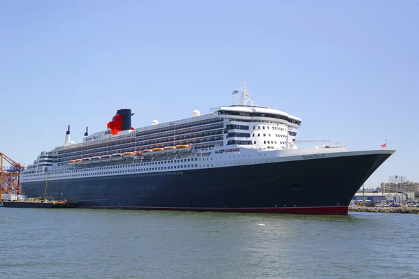 Queen mary 2 statek wycieczkowy zadokowany w brooklyn cruise terminal — Zdjęcie stockowe