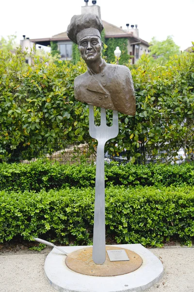 Statue Le Chef par l'artiste Lorenzo Mills lors d'une promenade artistique publique dans la ville de Yountville, Californie — Photo