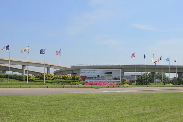 Flaggor vid ingången till john f. kennedy internationella flygplats i new york — Stockfoto