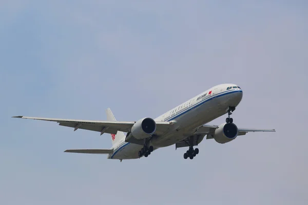 Air China Boeing 777 in New York sky before landing at JFK Airport — Stock Photo, Image