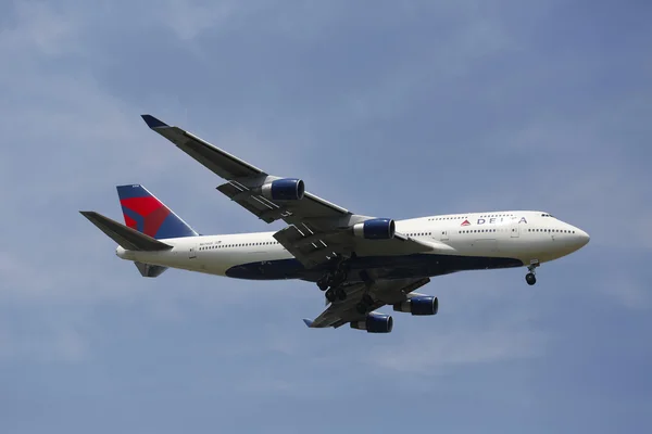 Δέλτα αεροπορικής εταιρείας Boeing 747 στον ουρανό της Νέας Υόρκης πριν από την προσγείωση στο αεροδρόμιο Jfk — Φωτογραφία Αρχείου
