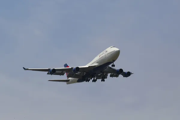 Delta Airline Boeing 747 in New York sky before landing at JFK Airport — Stock Photo, Image