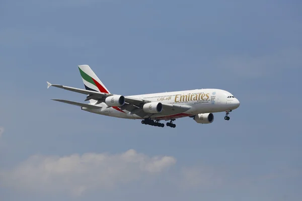 Linie lotnicze Emirates airbus a380 w niebo Nowy Jork przed lądowaniem na lotnisku jfk — Zdjęcie stockowe