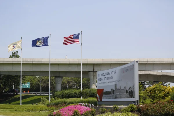 Flaggen am Eingang des internationalen Flughafens john f. kennedy in New York — Stockfoto