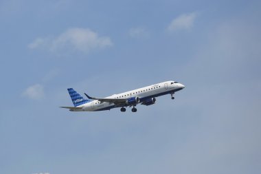 jfk Havaalanı'nda JetBlue embraer 190 yılında new york gökyüzü açılış öncesi