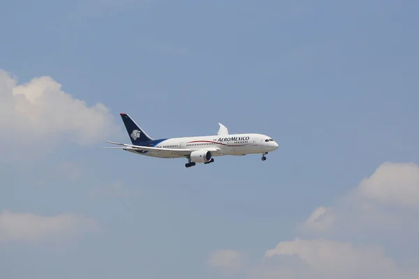 AeroMexico Boeing 737 in New York sky before landing at JFK Airport — Stock Photo, Image