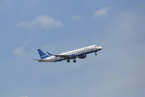 JetBlue embraer 190 w niebo Nowy Jork przed lądowaniem na lotnisku jfk — Zdjęcie stockowe