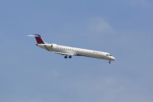 Delta połączenia Bombardier Crj-900 w niebo Nowy Jork przed lądowaniem na lotnisku Jfk — Zdjęcie stockowe