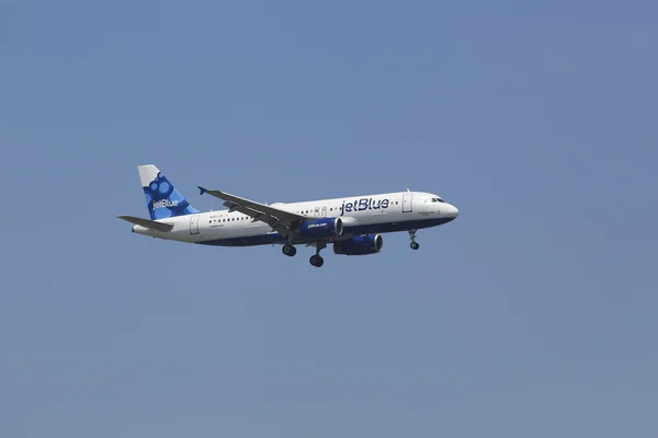JetBlue Airbus A320 in New York sky before landing at JFK Airport — Stock Photo, Image
