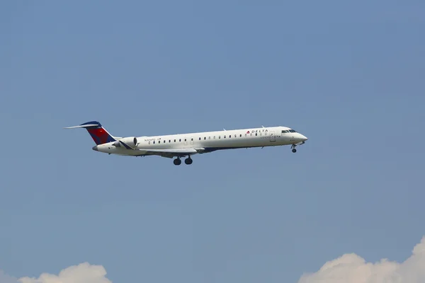 Delta połączenia Bombardier Crj-900 w niebo Nowy Jork przed lądowaniem na lotnisku Jfk — Zdjęcie stockowe