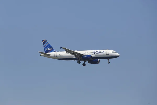 JetBlue Airbus A320 in New York sky before landing at JFK Airport — Stock Photo, Image