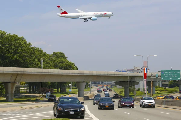 Austrian Airlines Boeing 777 on approach to JFK International Airport in New York — Stock Photo, Image