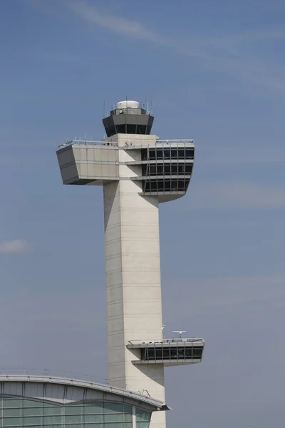 Air traffic control tower på john f kennedy internationella flygplats — Stockfoto