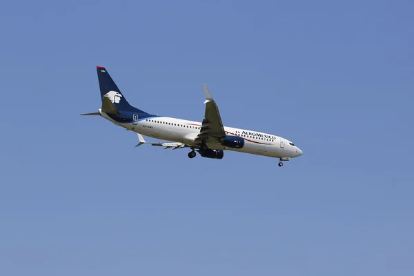 Aeromexico Boeinga 737 w Nowym Jorku niebo przed lądowaniem na lotnisku jfk — Zdjęcie stockowe