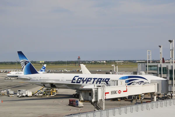 EgyptAir samoloty boeing 777 w bramie w john f kennedy Lotnisko — Zdjęcie stockowe