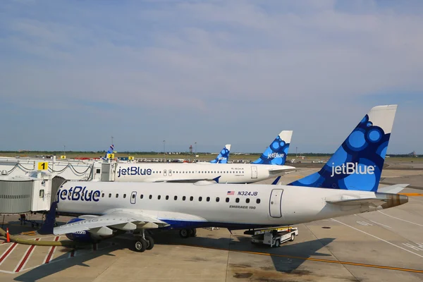 JetBlue Airbusa a320 i embraer 190 samolot przy bramie w terminalu 5 na john f kennedy Lotnisko — Zdjęcie stockowe