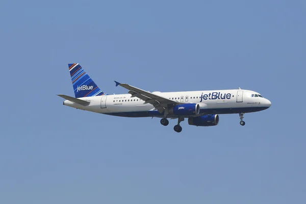 JetBlue Airbusa a320 w niebo Nowy Jork przed lądowaniem na lotnisku jfk — Zdjęcie stockowe