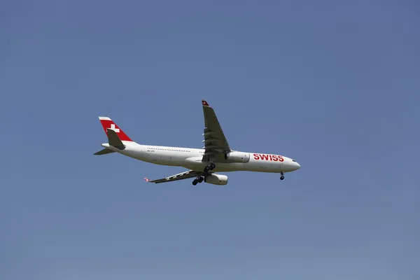 Swissair Airbus A330 in New York sky before landing at JFK Airport — Stock Photo, Image