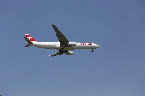 Swissair Airbus A330 i New York sky före landning på Jfk-flygplatsen — Stockfoto