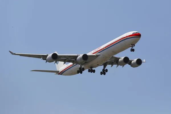 China Eastern Airlines Airbus A340 no céu de Nova York antes de pousar no aeroporto JFK — Fotografia de Stock