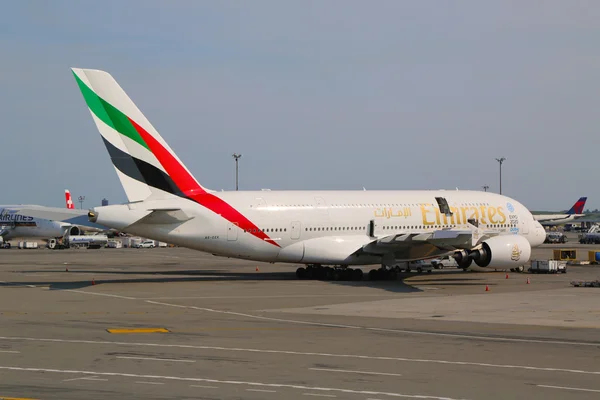 Emirates airline airbus a380 στο αεροδρόμιο jfk της Νέας Υόρκης — Φωτογραφία Αρχείου