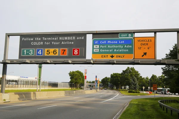 Signs at the entrance to John F. Kennedy International Airport in New York — Stock Photo, Image