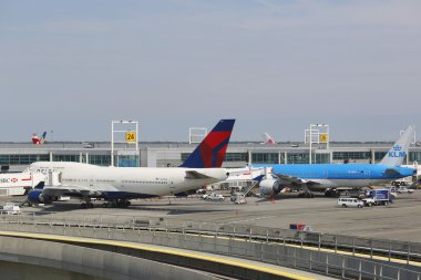 Delta uçak boeing 747 ve klm boeing 777 john f terminal 4 kapılarında, new York kennedy Uluslararası Havaalanı