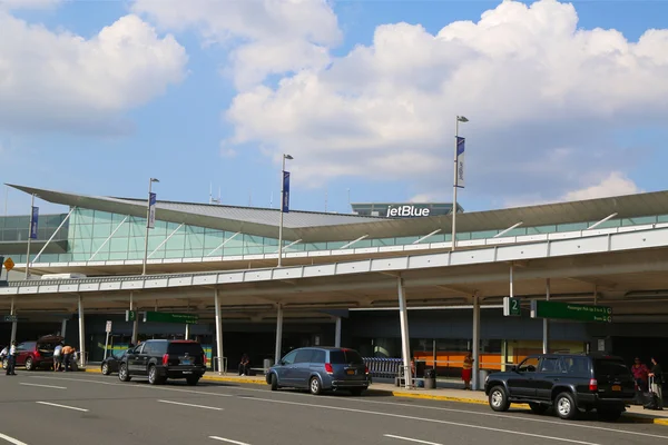 JetBlue Терминал 5 в Международном аэропорту Джона Ф. Кеннеди в Нью-Йорке — стоковое фото