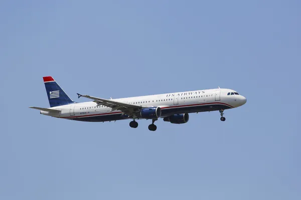 US Airways Airbus A321 in New York sky before landing at JFK Airport — Stock Photo, Image