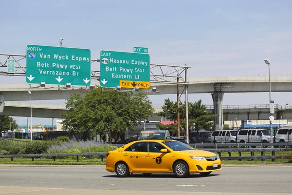 Ταξί της Νέας Υόρκης στο van wyck ταχείας κυκλοφορίας που εισέρχονται το διεθνές αεροδρόμιο jfk της Νέας Υόρκης — Φωτογραφία Αρχείου