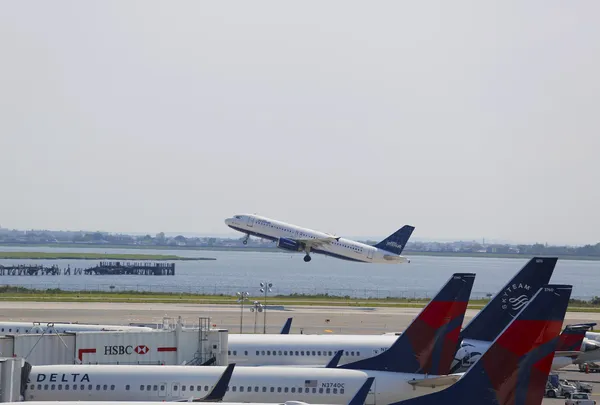 JetBlue Airbus A320 decolla dall'aeroporto JFK di New York — Foto Stock