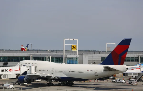 Linie lotnicze Delta boeing 747 przy bramie terminala 4 w john f kennedy międzynarodowego lotniska w Nowym Jorku — Zdjęcie stockowe