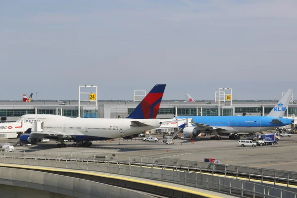 Linie lotnicze Delta boeing 747 i klm boeing 777 przy bramie terminala 4 w john f kennedy międzynarodowego lotniska w Nowym Jorku — Zdjęcie stockowe