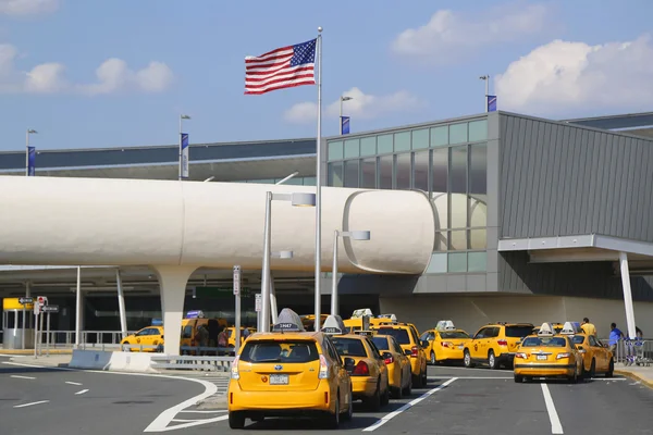 Taxi New York linea accanto al JetBlue Terminal 5 all'aeroporto internazionale John F Kennedy di New York — Foto Stock