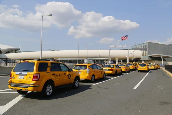 Línea de Taxi de Nueva York junto a JetBlue Terminal 5 en el Aeropuerto Internacional John F Kennedy en Nueva York — Foto de Stock