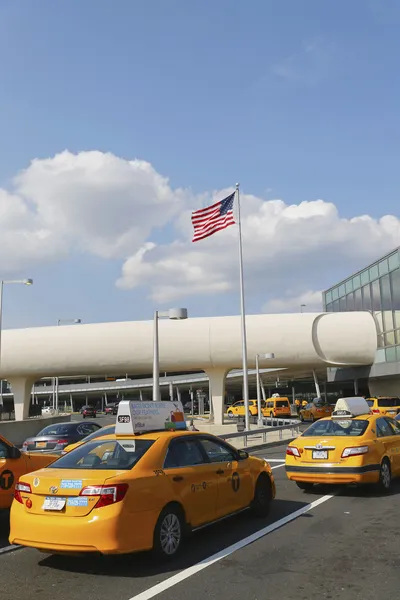 Нью-йоркская линия рядом с пятым терминалом JetBlue в международном аэропорту имени Джона Кеннеди в Нью-Йорке — стоковое фото