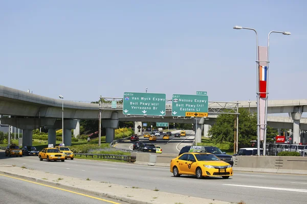 New York Taxi at Van Wyck Expressway entering JFK International Airport in New York — Stock Photo, Image