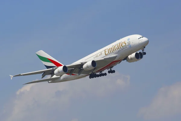 Emirates Airline Airbus A380 in New York sky before landing at JFK Airport — Stock Photo, Image