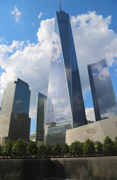 Freedom Tower, September 11 Museum and Reflection Pool with Waterfall in September 11 Memorial Park — Stock Photo, Image