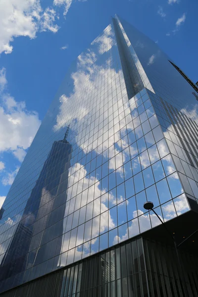 World Trade Center 4 con reflexión de Freedom Tower en el Memorial Park del 11 de septiembre — Foto de Stock