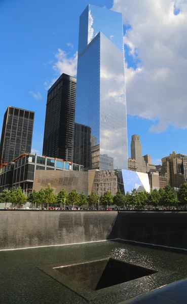 World Trade Center 4, 11 septembre Musée et piscine de réflexion avec cascade dans le parc commémoratif du 11 septembre — Photo